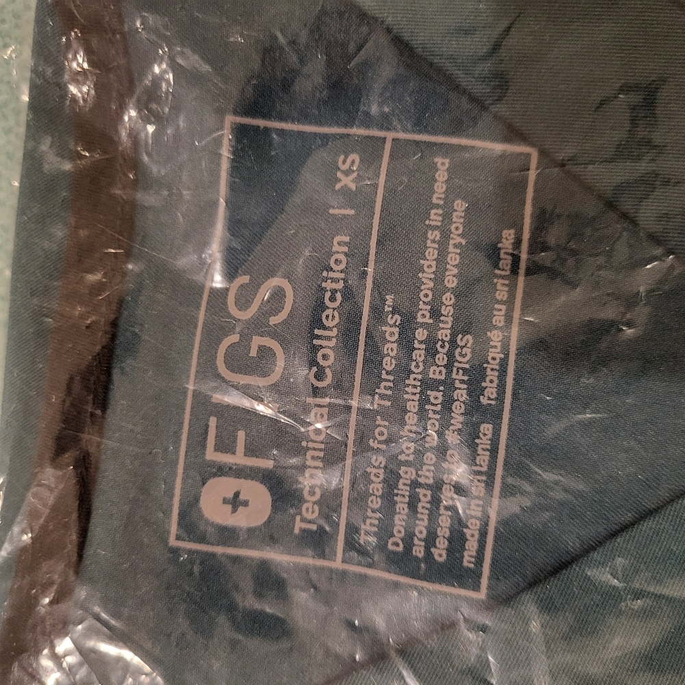Figs leon three-pocket scrub top